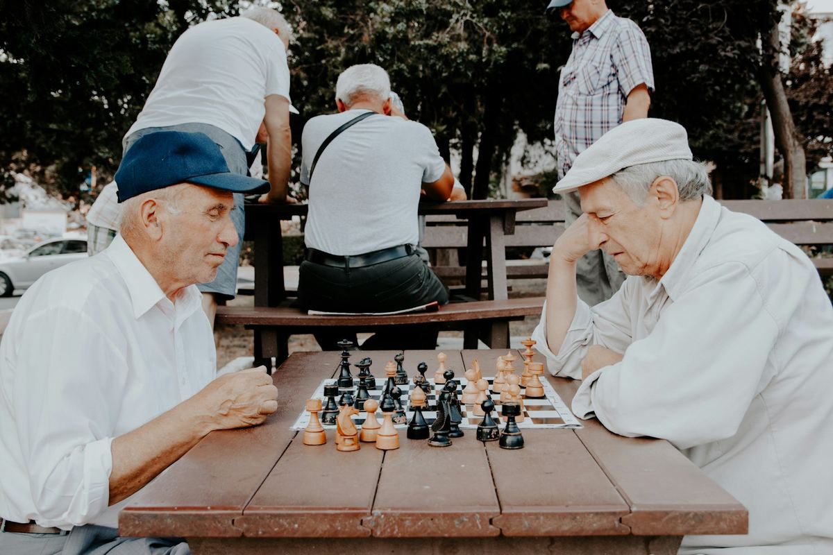 Dos residentes jugando al ajedrez al aire libre