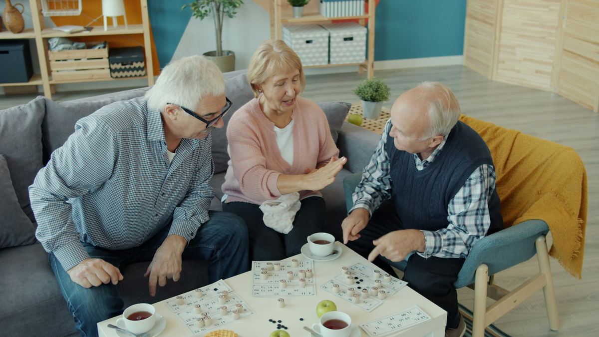 Residentes compartiendo un juego de mesa